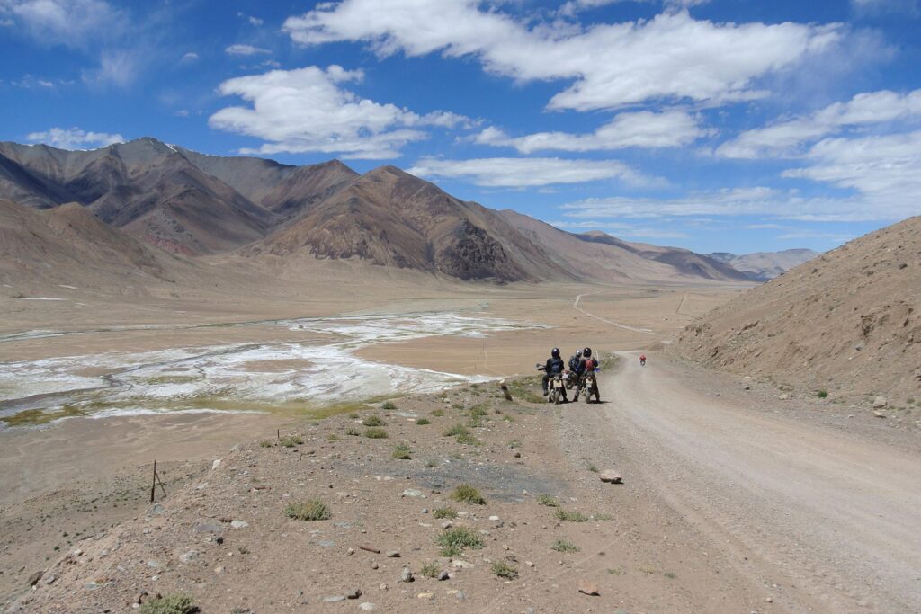 Motorradfahrer auf einer Motorradreise durch die Hochebenen des Himalaya
