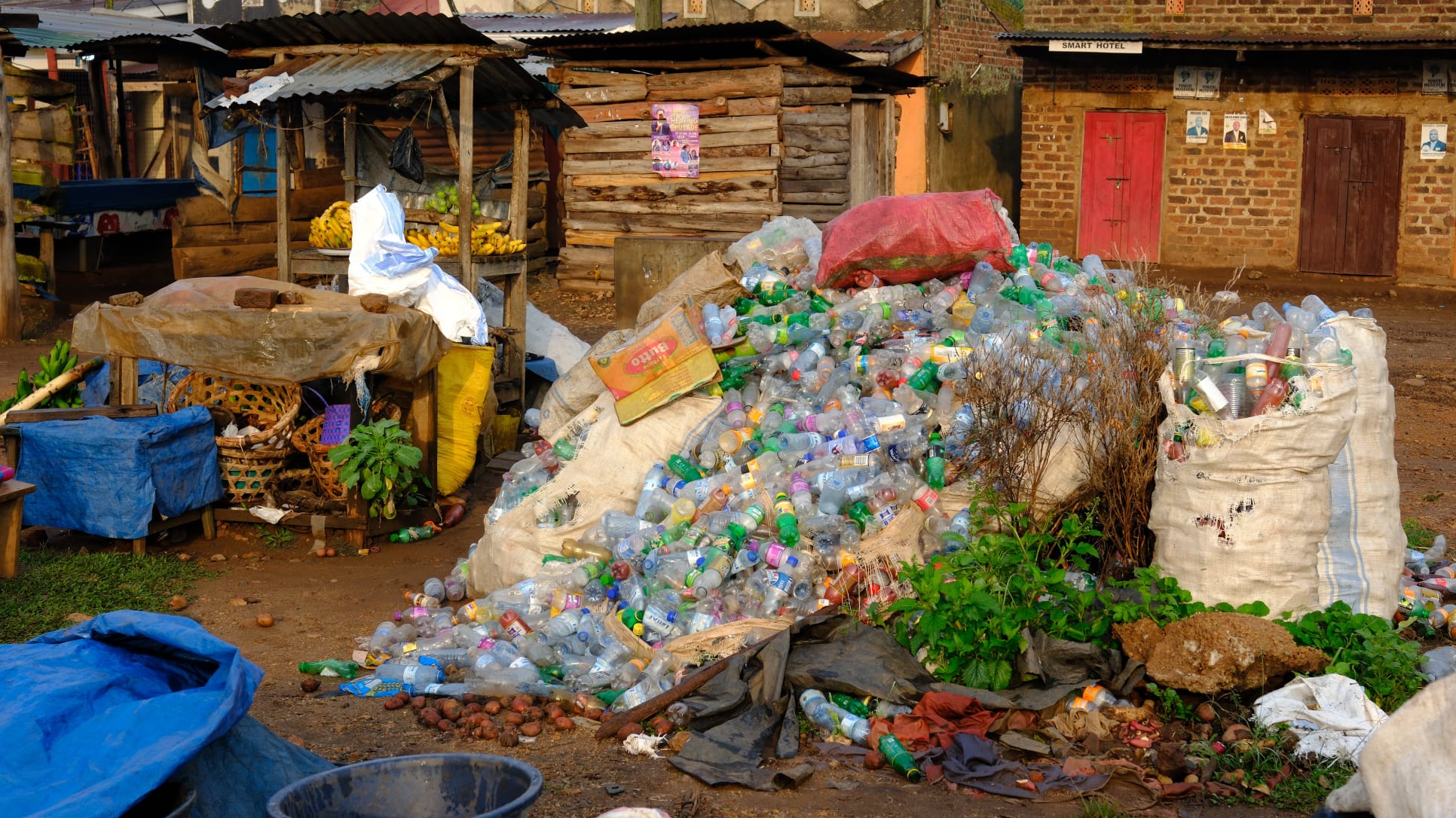 Gesammelte Plastiktüten am Straßenrand in Ruanda