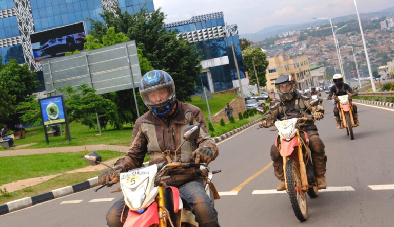 Motorradfahren durch die Straßen von Kigali in Ruanda