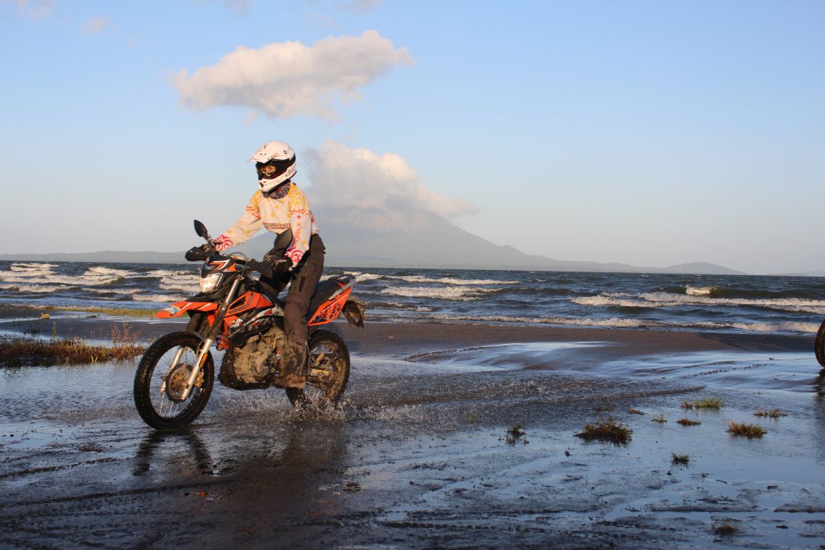 Motorradreise auf der Insel Ometepe in Nicaragua.