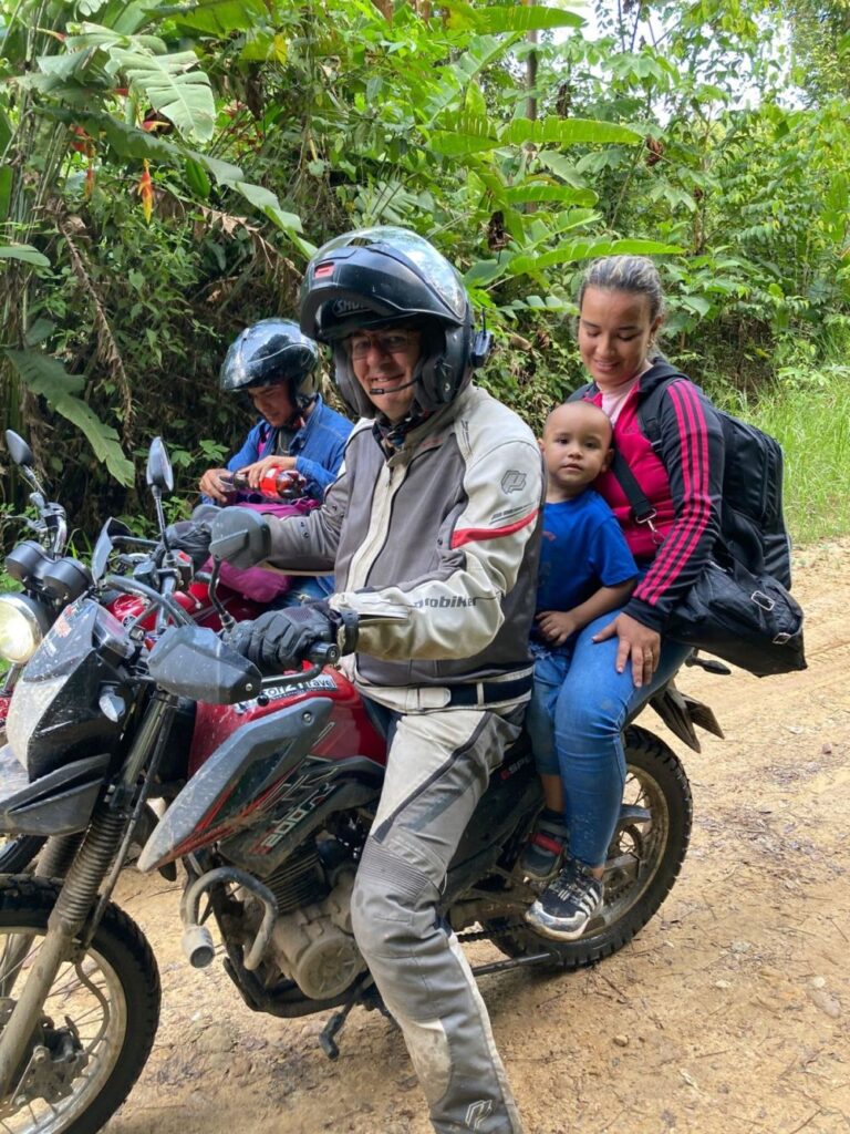 Einheimische als Beifahrer auf einem Motorrad